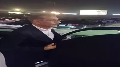 بالصور.. سيد رجب وداغر فى عزاء والد محمد رمضان