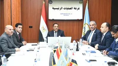 شعيب يتابع من خلال مركز السيطرة والطوارئ بمطروح عملية فتح اللجان