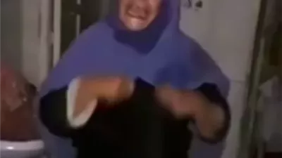 مسنة تستغيث من ابنها: ضربني وكسرلي أسناني
