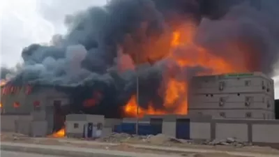 إندلاع حريق هائل داخل مصنع أحبار بالمنطقة الصناعية