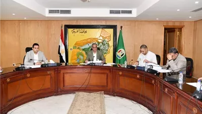 محافظ الفيوم يتابع معدلات ونسب الأداء بملفات تقنين أراض