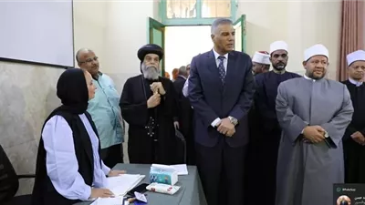 محافظ أسوان و رموز الدين فى مظاهرة حب لحث الناخبين على المشاركة