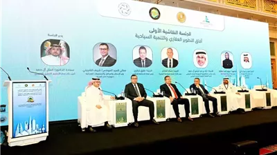 وزير الإسكان يشارك في جلسة 