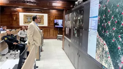 محافظ قنا يتابع إغلاق صناديق الاقتراع عبر الفيديو كونفرانس