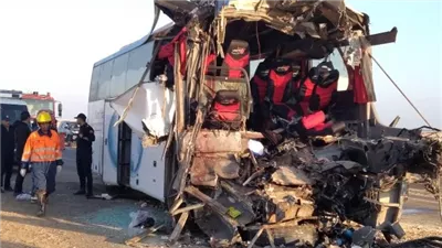 مصرع 2 وإصابة 36 فى تصادم أتوبيس بسيارة نقل بطريق رأس غارب