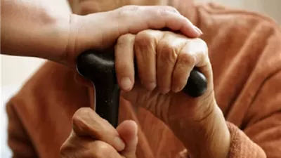 هل يجوز لأهل امرأة مُسنّة توزيعُ مالها بينهم حال حياتها؟