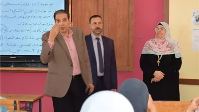 مدير تعليم جنوب سيناء يشجع الطالبات على البرمجة والذكاء الاصطناعي