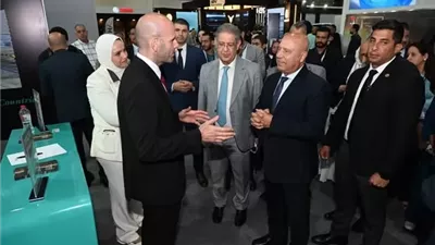 وزير الصناعة يتفقد قاعة شركات السيارات والأجهزة المنزلية