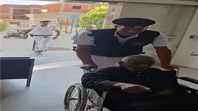 لفتة إنسانية من الداخلية.. أمن القاهرة ينقل مسنا من ذوى الهمم