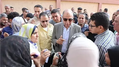 محافظ المنيا يستمع إلى 70 حالة إنسانية ويوجه بتقديم مساعدات مالية