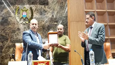 محافظ أسيوط يكرم مدير وحدة الإنقاذ السريع تقديرًا لجهوده