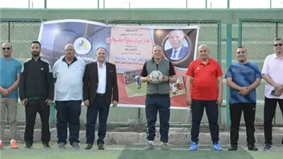 رئيس جامعة دمياط يشارك في مباراة كرة القدم مع الطلاب