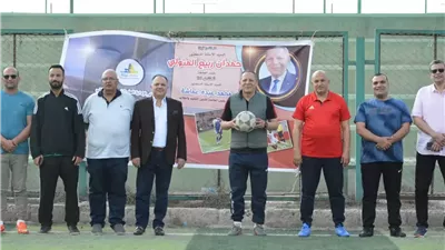 رئيس جامعة دمياط يشارك الطلاب في مباراة لكرة القدم