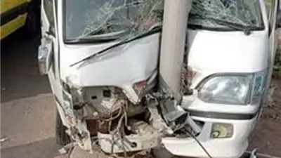 مصرع سائق وإصابة 13 فى اصطدام ميكروباص بعمود إنارة بإسنا
