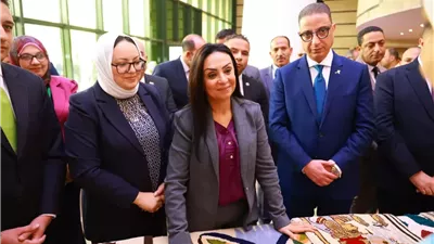 وزيرة التضامن ومحافظ الفيوم يتفقدان معرض 