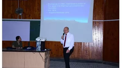 رئيس جامعة سوهاج يلقي محاضرة عن شلل الضفيرة العصبية الولادي