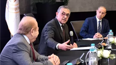 هيئة الاستثمار تبحث دعم بيئة الأعمال مع مستثمري العاشر من رمضان