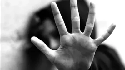 طالبة هربت من المتحرش بعضه في أذنه