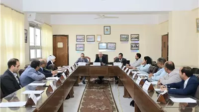 فرحات يجتمع بأعضاءمكتب العلاقات الدولية والمشروعات البحثية الجديد
