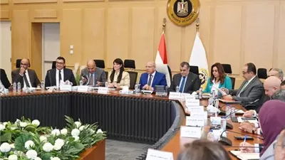 الوزير يطالب الجهات الحكومية بدعم الصناعة المحلية وتحسين بدائل الوقود