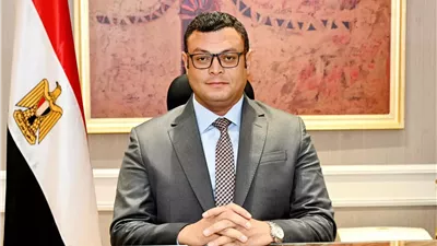 وزير الإسكان يتابع الضوابط الخاصة بالإعلانات على الطرق العامة