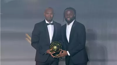 شاهد .. شيكابالا يسلم ماييلى جائزة أفضل لاعب داخل إفريقيا 2025