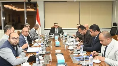 وزير الإسكان يتابع مشروعات المرافق والكهرباء بالمناطق الصناعية
