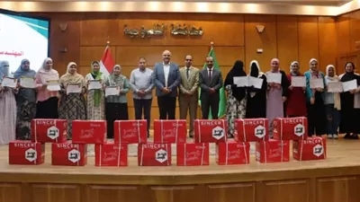 محافظ القليوبية يكرم أوائل خريجات دورات الخياطة ويسلمهن 15 ماكينة