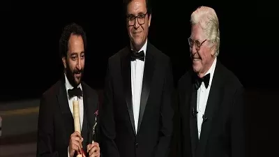 ياسر شفيعي يهدي جائزة فيلم شكوى 713317 للمخرج داود عبد السيد