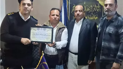 المنظمة المصرية لحقوق الإنسان تكرم مدير مرور مركز العدوة