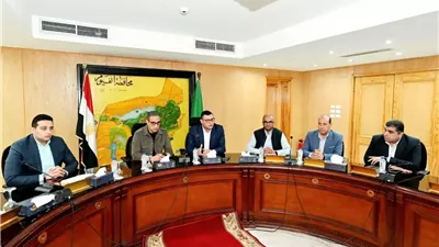 وزير الإسكان ومحافظ الفيوم يتابعان تنفيذ مشروعات 