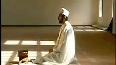 حكم النداء قبل أذان الفجر بنصف ساعة؟