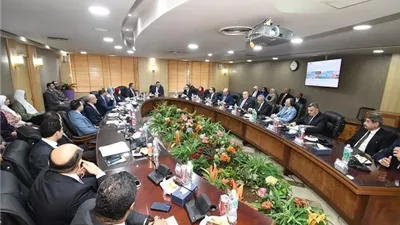وزير الإسكان يعقد اجتماعًا مع قيادات الهيئة ويتابع سير العمل بها