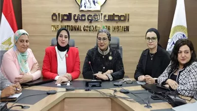 المستشارة أمل عمار تتفقد غرفة العمليات المركزية بالقومي للمرأة