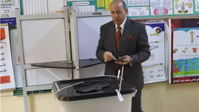 رئيس جامعة المنصورة يُدلي بصوته