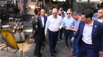 جولة لوزير العمل بعدة مناطق صناعية بالسويس شملت ٢٣ منشأة صناعية
