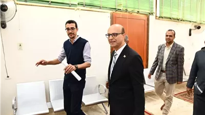 رئيس جامعة أسيوط يتفقد تجهيزات إنشاء مركز إصدار شهادات الخريجين