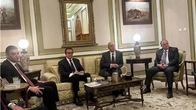 وزير الصحة يبحث إنشاء مستشفيات ذكية ووحدات متنقلة ومراكز الطب «عن بُعد»