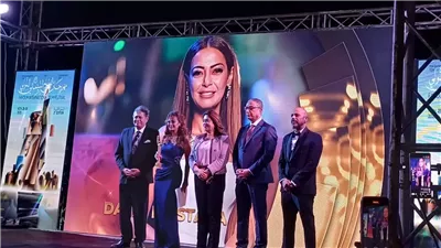 تصفيق حار للفنانة داليا مصطفى اثناء تكريمها بمهرجان الفيوم لسينما البيئة