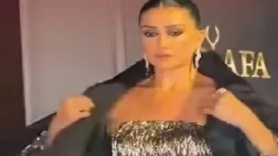 غادة عبد الرازق تبكي خلال تكريمها بمهرجان ضيافة بدبي