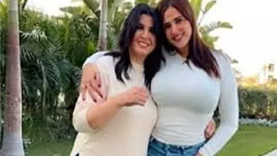 أكشن تالت مرة.. ياسمين عبد العزيز مع منى الشاذلى فى 