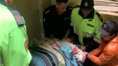 أمن القاهرة ينقل سيدة غير قادرة على الحركة إلى المستشفى للعلاج