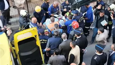 انقاذ عجوز وحفيدتيها بعد سقوط أجزاء من عقار بكرموز