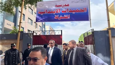 محافظ قنا يتفقد عدداً من مقار اللجان الانتخابية في اليوم الأول