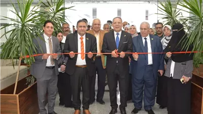 رئيس جامعة دمياط يفتتح معرض المخرجات البحثية بكلية الطب