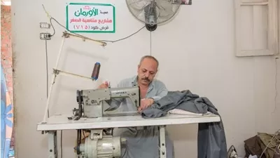 فاعل خير يتكفل بماكينة خياطة.. وتبقي الأقمشة