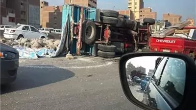 إصابة 3 إثر سقوط حمولة زلط لسيارة نقل فى البساتين