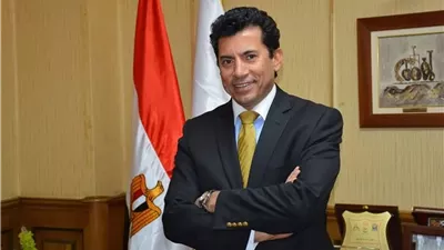 وزير الشباب والرياضة يهنئ البطل الأولمبي محمد السيد