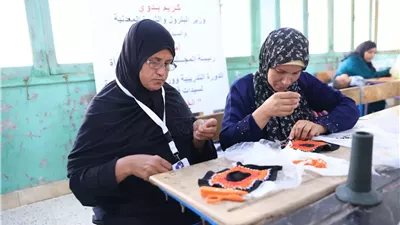 القومي للمرأة ينظم تدريبًا على الأعمال اليدوية لسيدات قرية الزعفرانة
