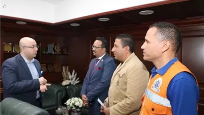 محافظ بني سويف يكرّم مشرف بمرفق الإسعاف لإنقاذه عامل نظافة